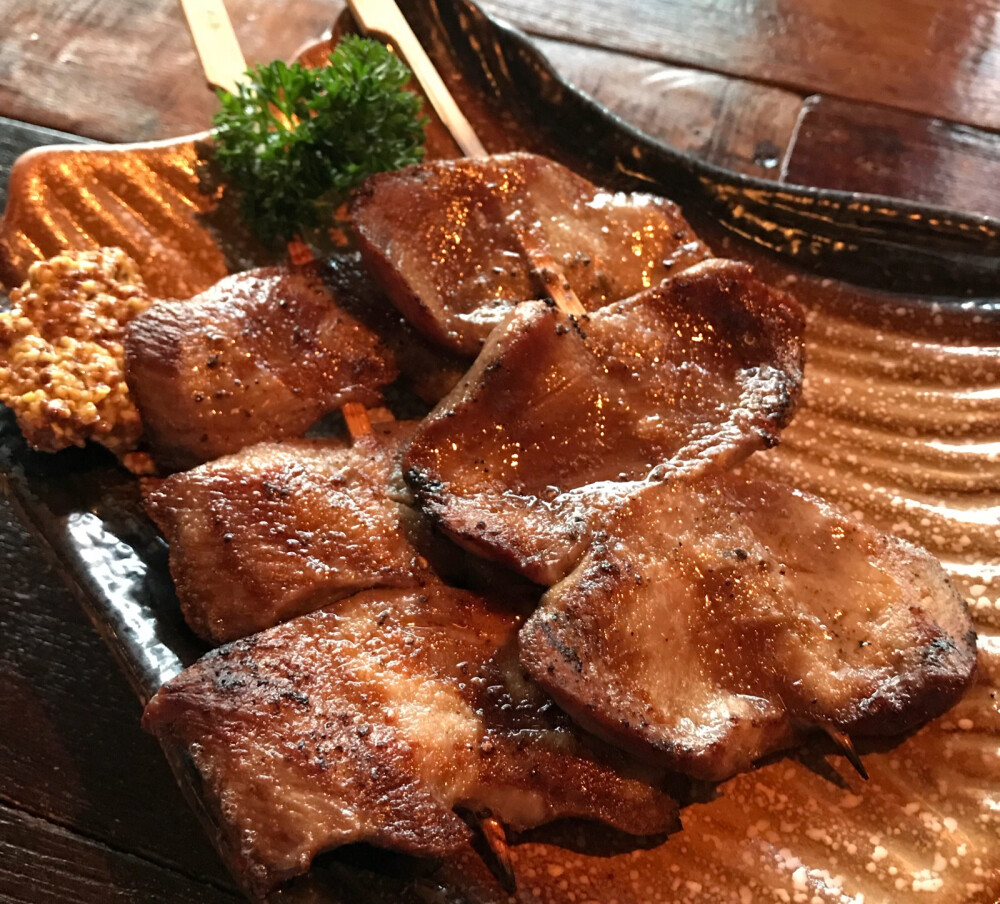 牛舌的厚度和大片的程度可以和价格成正比 稍微有丢丢老但是配得酱料