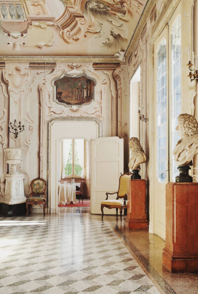 意大利科莫湖边的Villa Sola Cabiati近年开始可供租住。在这很可能遇到乔治·克鲁尼等名人，但宅邸本身也许就值上万美元一晚的租金：文艺复兴陶器，18世纪湿壁画，塞弗尔等名瓷，1793年为法国玛丽王后涂成黑色的Strad…
