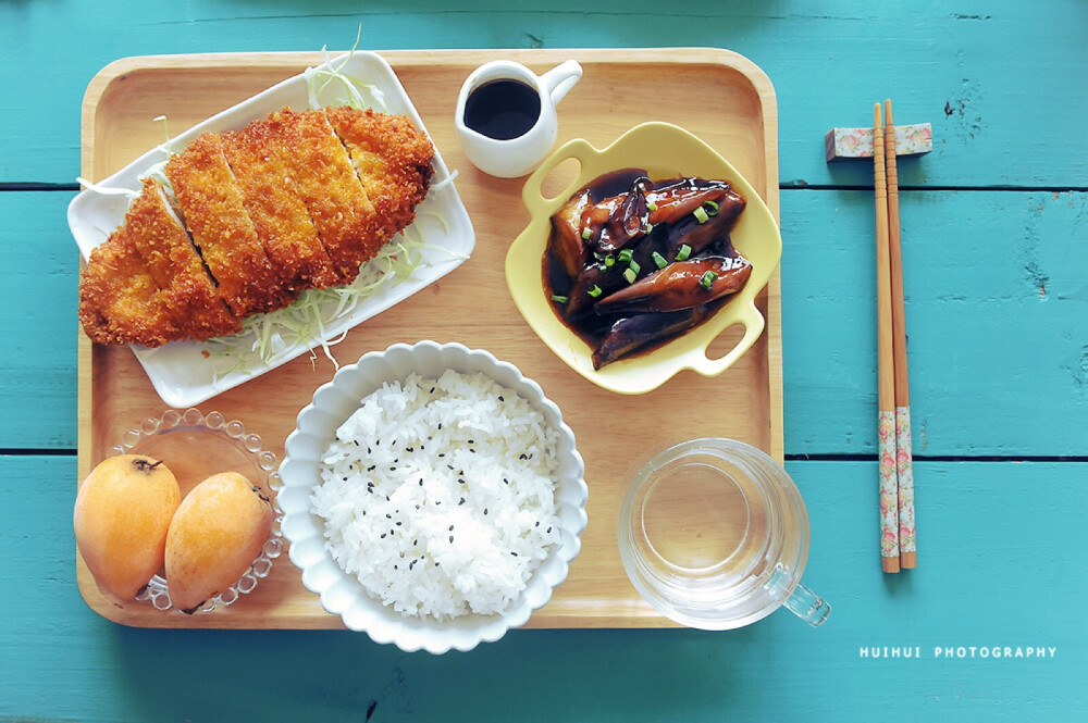 早安，今日早餐：炸鸡排+红烧茄子+枇杷+米饭+酱汁+温水。
炸鸡排超级好吃~~咬下去咔哧一声，香脆到不行~！做法我来慢慢写。
红烧茄子做法:《今天吃什么》P48页查看食谱。
这些餐具单看起来虽是简单，但搭配起来真的就极其出彩！
