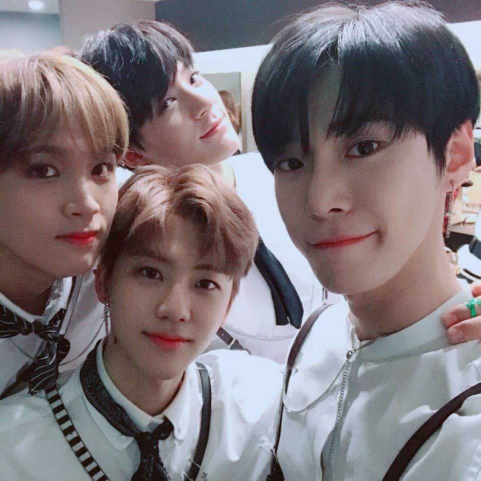 NCT 2018
文泰一Taeil 徐英浩Johhny 李泰容Taeyong 中本悠太Yuta 钱锟Kun 金道英Doyoung 李永钦Ten 郑在玹Jaehyun 董思成Winwin 金廷祐Jungwoo 黄旭熙Lucas 李马克Mark 黄仁俊Renjun 李帝努Jeno 李东赫Haechan 罗渽民Jaemin 钟辰乐Chenle 朴志晟Jisung