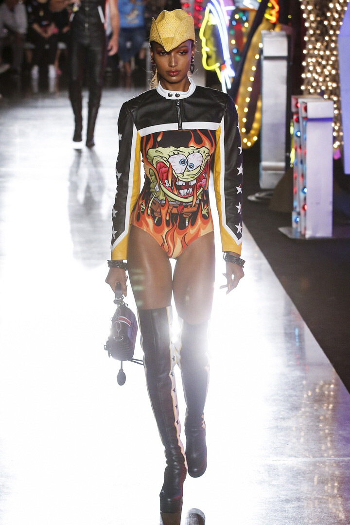 意大利时尚品牌 Moschino 2018 春夏系列男装以及2018早春度假系列女装 本季Jeremy Scott 带领我们开启一段从洛杉矶到维加斯的时尚之旅～