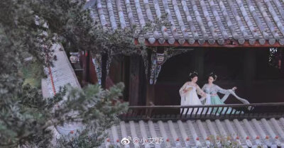 [行香子]
——
柳下笙歌庭院，
花间姊妹秋千。
出镜 | @-芝月- @红豆儿是小可爱
摄影 | @小艾野
妆造 | @-芝月- @小艾野
狮虎 | @疯子Charles