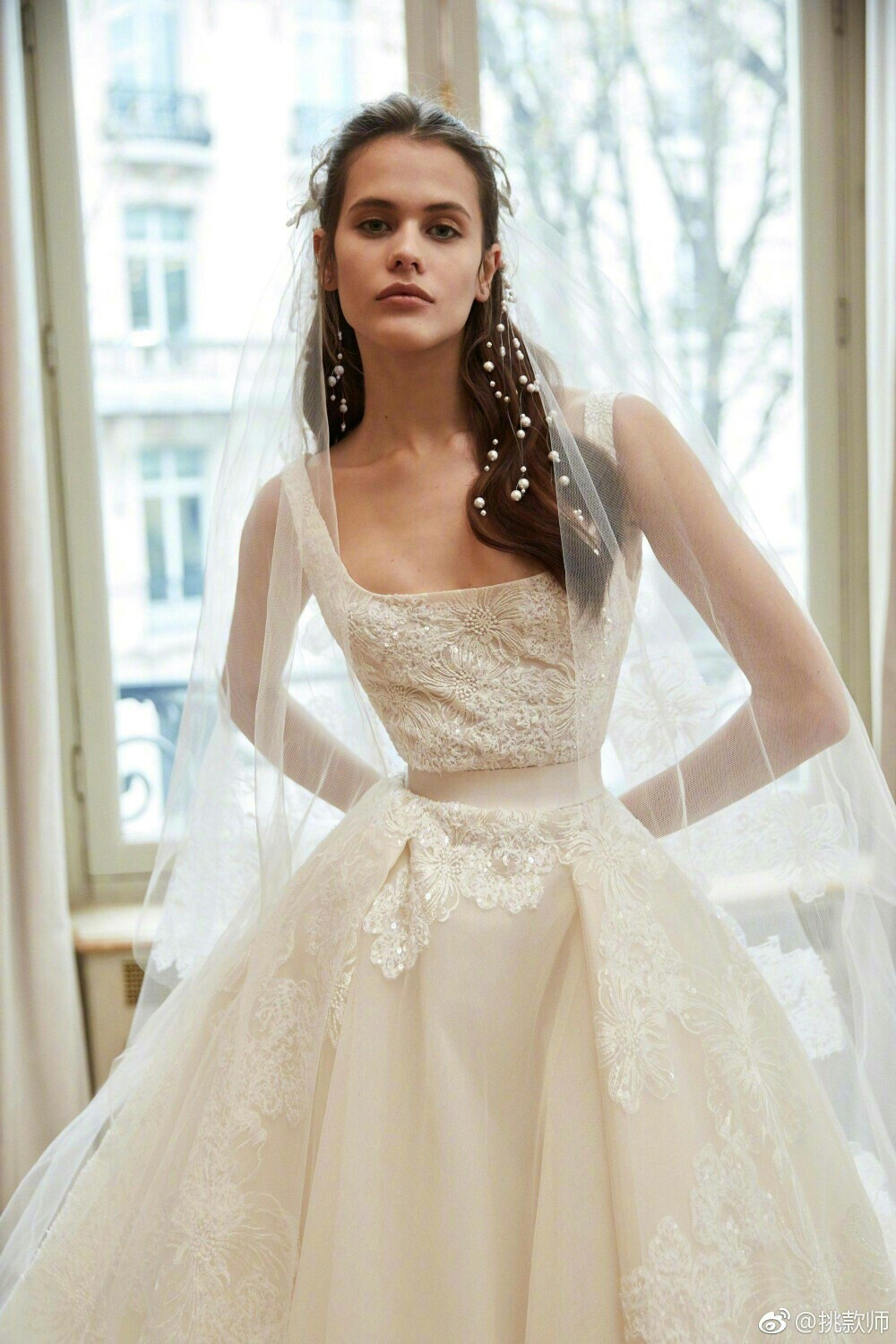 Elie Saab Bridal Spring 2019
以经典繁花布满裙身，细腻的珠饰、薄纱、蕾丝等细节，打造梦幻柔美的浪漫礼服 ​​​