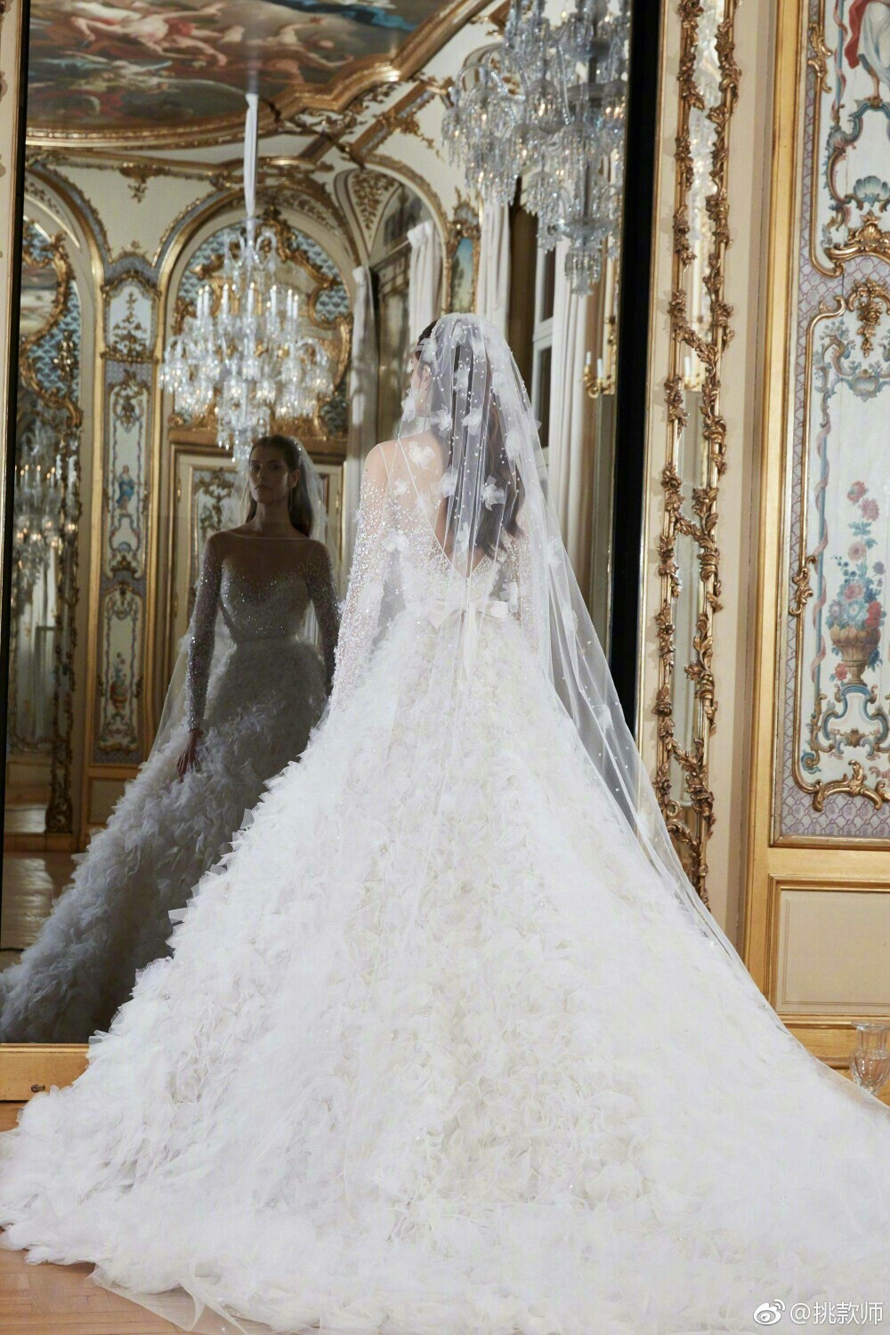 Elie Saab Bridal Spring 2019
以经典繁花布满裙身，细腻的珠饰、薄纱、蕾丝等细节，打造梦幻柔美的浪漫礼服 ???