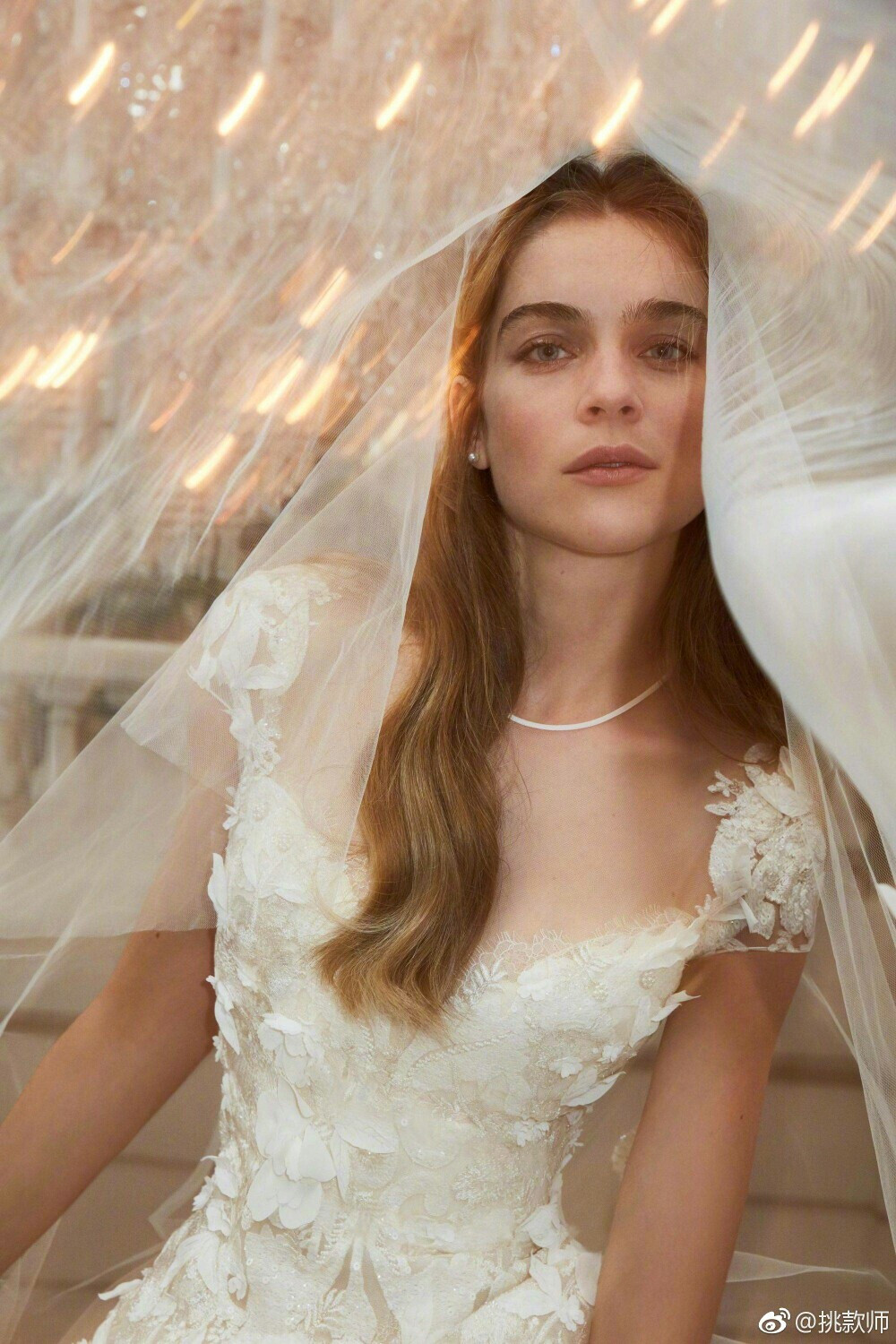 Elie Saab Bridal Spring 2019
以经典繁花布满裙身，细腻的珠饰、薄纱、蕾丝等细节，打造梦幻柔美的浪漫礼服 ​​​