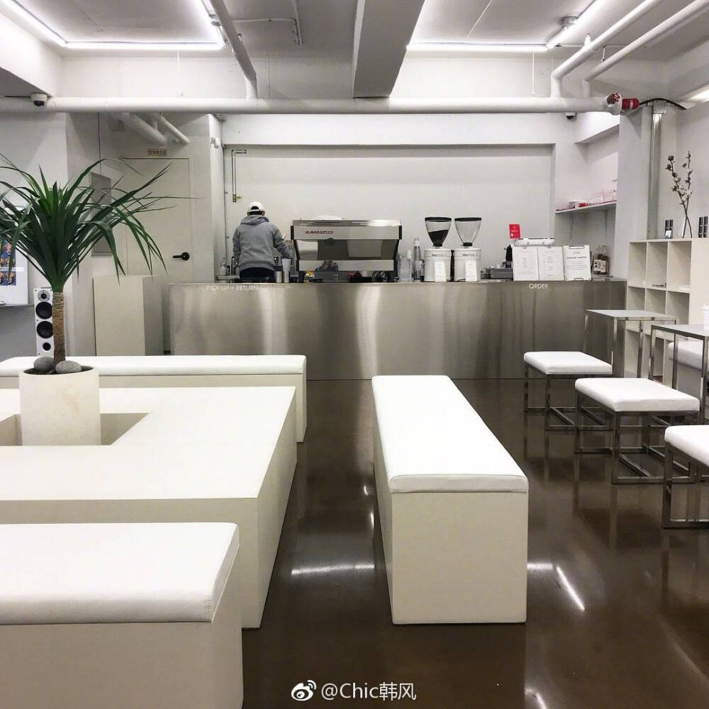 Shop | 设计感十足的咖啡店space coffeeboy
室内设计有种太空感
这家甜点造型超好看 好像试试那个煎鸡蛋
地址：首尔강남구 압구정로4길 14-2 ​​​