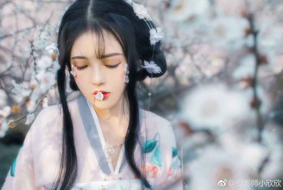 《踏春》
出镜@鸡汁儿嘉鱼
摄影：摄影师小欣欣
#汉服##汉服摄影##成都# ​​​