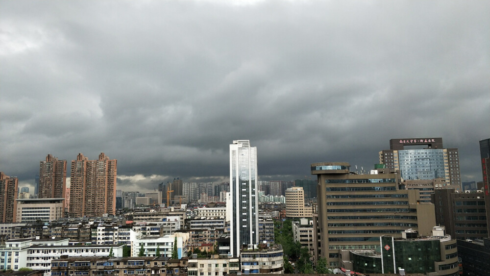 就是莫名喜欢雨前阴郁的天