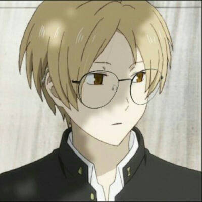 戴眼镜的夏目