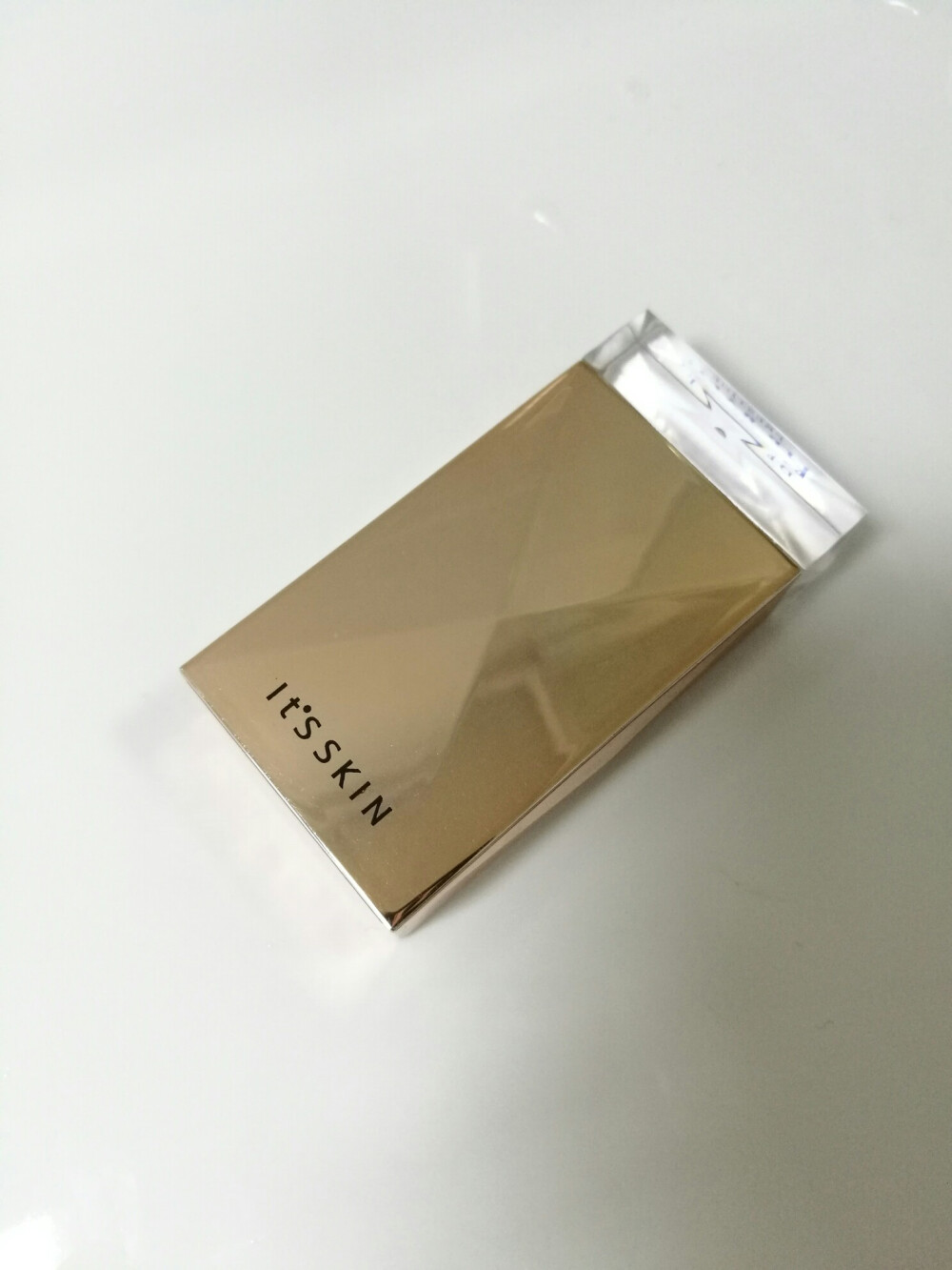 伊思的唇膜，大概是60几块钱的样子，每天晚上用，也就还好，比较不好取用，黏黏的，不是特别好用，不如小蓝罐，但是价格贵了好多，不会回购