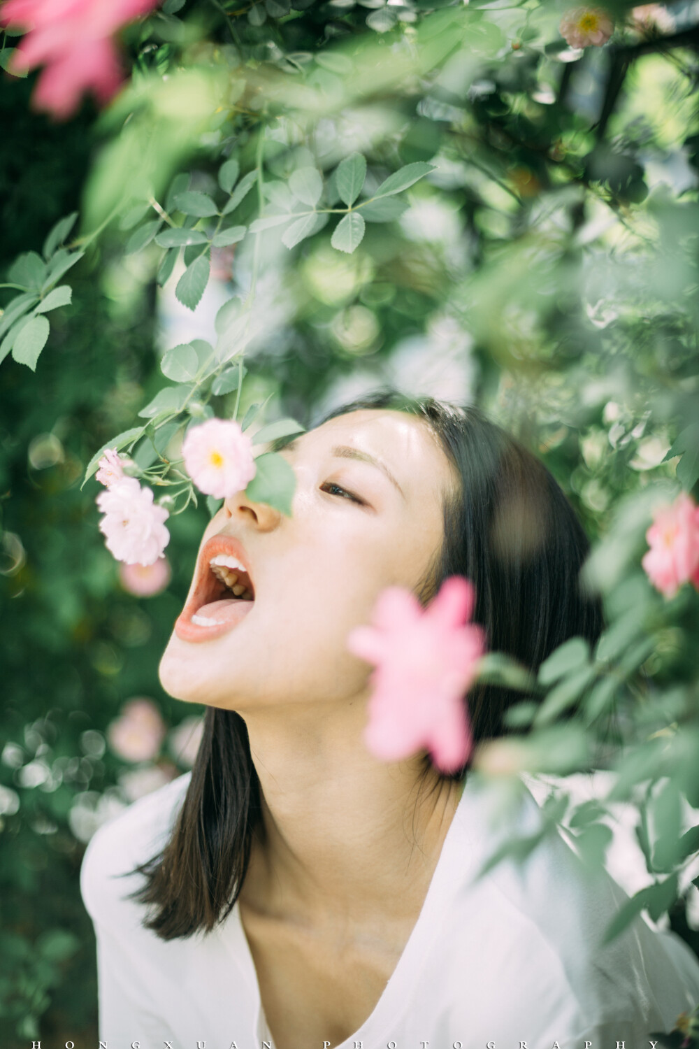 花开时节
摄影：洪小漩
出镜：阿青
前段时期工作生活发生了很多事。大概是债多不压身，居然也都适应了。
有委屈得哭过，有懊恼得拍过桌子，也有生气得爆发过，不过，还好，最近总算是顺利了一些。
天空总会放晴，你看蔷薇花都开了，可不要辜负了。