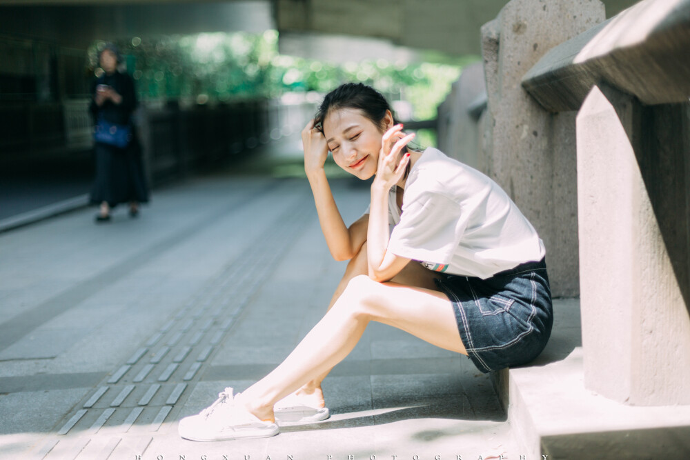 花开时节
摄影：洪小漩
出镜：阿青
前段时期工作生活发生了很多事。大概是债多不压身，居然也都适应了。
有委屈得哭过，有懊恼得拍过桌子，也有生气得爆发过，不过，还好，最近总算是顺利了一些。
天空总会放晴，你看蔷薇花都开了，可不要辜负了。