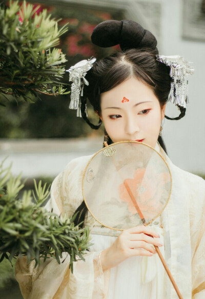 汉服 出镜@咻伊伊 摄：@渃米圈
汉服：@云舒院汉服-西河