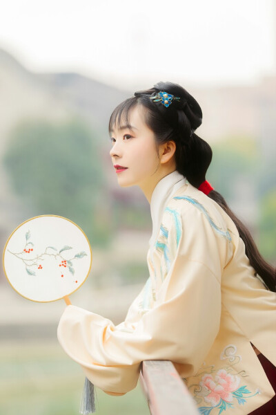 汉服 出镜：@咻伊伊 