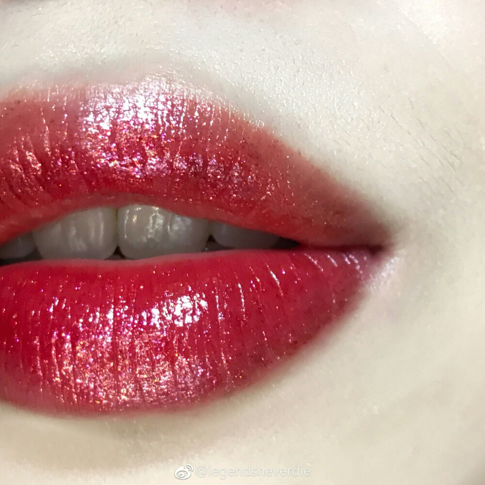 Dior 2018新款漆光瘾诱唇露658 | Dior Addict Lacquer Plump 658 Starstruck
Dior家今年新出的漆光唇露 本来觉得壳子丑不打算入的 结果挡不住颜色真的美啊
这系列唇釉涂上几分钟后会稍变深 试色为上嘴5分钟后效果 本来看管身以为658是锦鲤色 结果还带有蓝紫闪 超级仙了 很适合春夏郊游涂呀 而且这次纸壳包装色号除了标文字还标了色块 超级贴心
刷头好涂 但是不能精准勾勒嘴角 这支带闪片涂匀需要点技巧 会成膜 成膜感在ysl镜光和阿玛尼黑管之间 但是还是会沾杯 染唇 很难卸
@legendsneverdie
