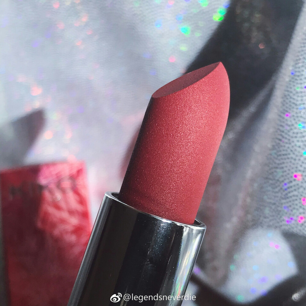  Kiko2017圣诞限量哑光02 | Kiko Arctic Holiday Matte Lipstick 02
质地很舒服 丝滑丝绒感 不拔干 厚涂是带一点棕调的血红色 非常带感
@legendsneverdie