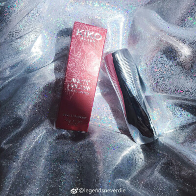  Kiko2017圣诞限量哑光02 | Kiko Arctic Holiday Matte Lipstick 02
质地很舒服 丝滑丝绒感 不拔干 厚涂是带一点棕调的血红色 非常带感
@legendsneverdie