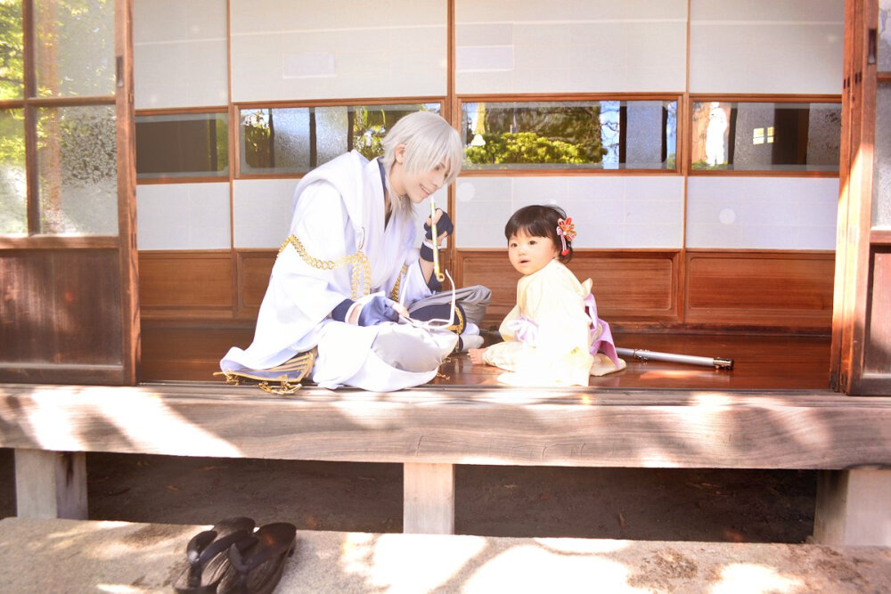 #转自推特#刀剑乱舞 cos#鹤丸国永#女审神者
cn
鹤丸国永:ウイル
女审神者:春子(幼年)
みおさゃん(青年，老年)