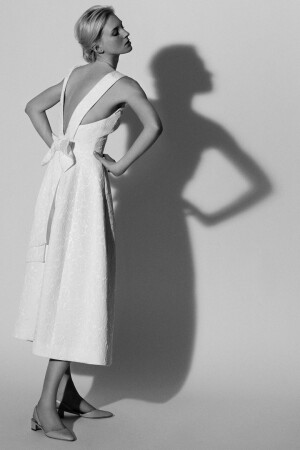 美国设计师品牌 Carolina Herrera 2018 春夏婚纱 本季系列主打优雅的少女心，夸张的蝴蝶结设计成为本季的一大亮点，在一袭简约的婚纱上起到画龙点睛的作用。设计师认为，女人的婚纱不一定要性感，但一定得是浪漫而梦幻的～