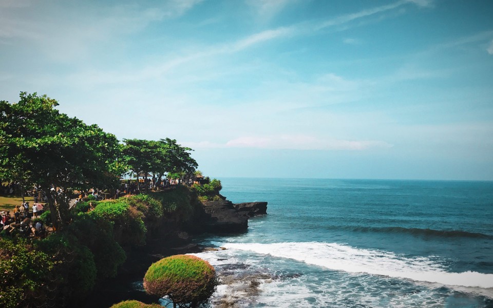 美桌网>壁纸>风景壁纸>巴厘岛唯美风...
巴厘岛唯美风景摄影图片高清壁纸。巴厘岛是印尼17000多个岛屿中最耀眼的一个岛，位于印度洋赤道南方8度，爪哇岛东部，岛上东西宽140公里，南北相距80公里，全岛总面积为5620㎞²。是世界著名旅游岛，印度尼西亚33个一级行政区之一。