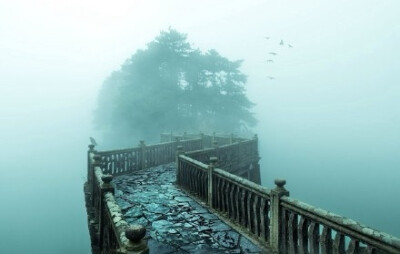 水深水浅东西涧，云去云来远近山。