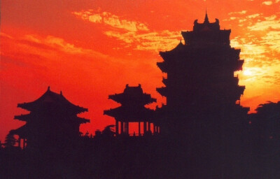 水深水浅东西涧，云去云来远近山。