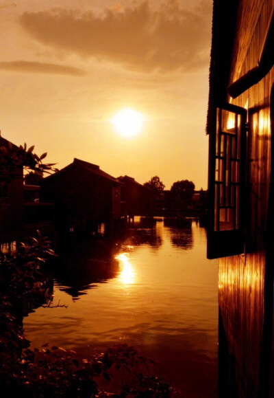 水深水浅东西涧，云去云来远近山。