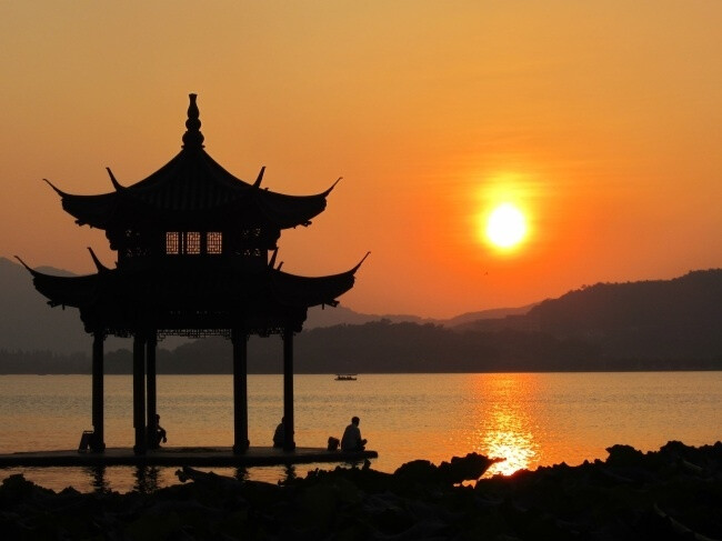 水深水浅东西涧，云去云来远近山。