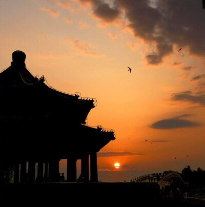 水深水浅东西涧，云去云来远近山。