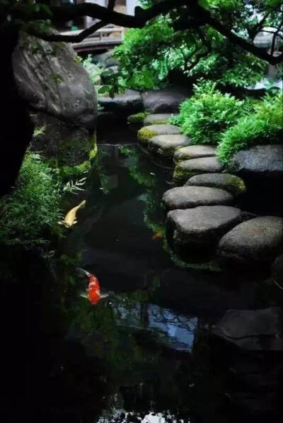 水深水浅东西涧，云去云来远近山。