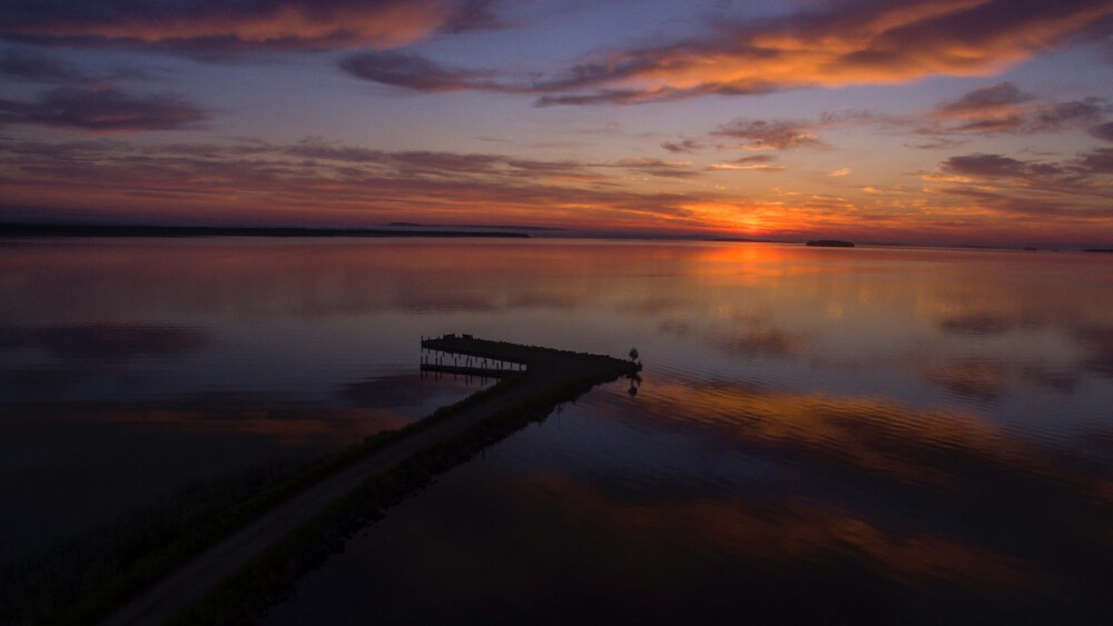 唯美的夕阳落日风景图片高清宽屏壁纸。落日的余晖洒在大地，映照出一片金黄，美丽极了。