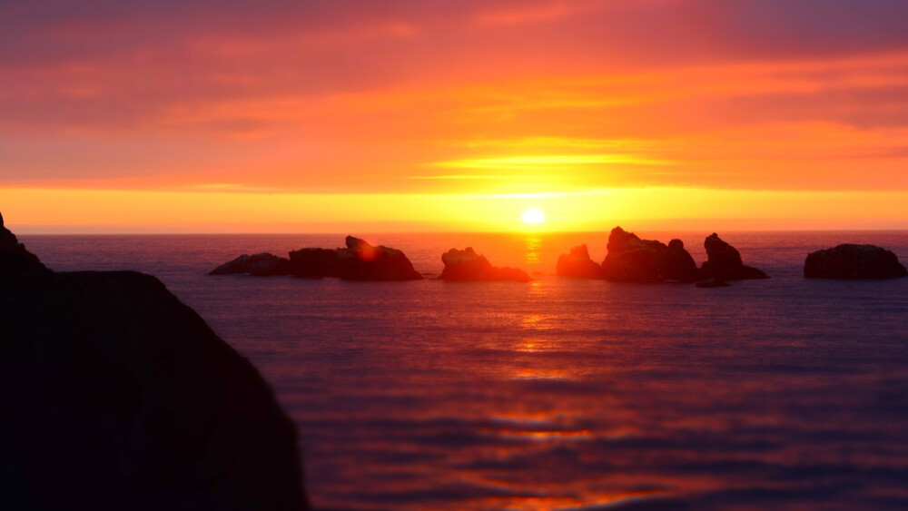 唯美的夕阳落日风景图片高清宽屏壁纸。落日的余晖洒在大地，映照出一片金黄，美丽极了。