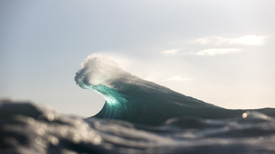 汹涌的海浪风景图片高清宽屏壁纸。浩瀚无边的湛蓝的海洋，一道道波浪不断涌来，撞击在岩石上，发出了天崩地裂的吼声，喷溅着雪白的泡沫。 