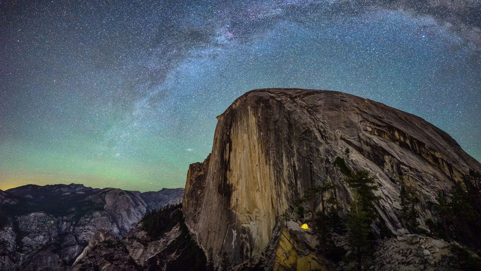 约塞米蒂国家公园风景摄影高清宽屏壁纸。约塞米蒂国家公园（Yosemite National Park），位于美国西部加利福尼亚州，是美国国家公园。占地面积约1100平方英里。位于内华达山脉西麓，峡谷内有默塞德河流过。