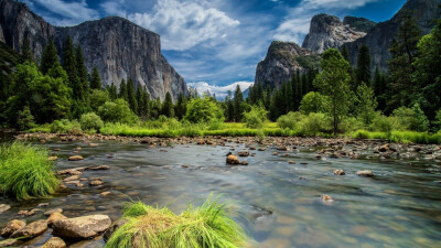 约塞米蒂国家公园风景摄影高清宽屏壁纸。约塞米蒂国家公园（Yosemite National Park），位于美国西部加利福尼亚州，是美国国家公园。占地面积约1100平方英里。位于内华达山脉西麓，峡谷内有默塞德河流过。