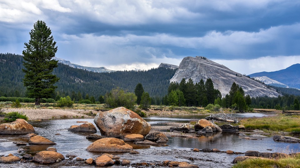 约塞米蒂国家公园风景摄影高清宽屏壁纸。约塞米蒂国家公园（Yosemite National Park），位于美国西部加利福尼亚州，是美国国家公园。占地面积约1100平方英里。位于内华达山脉西麓，峡谷内有默塞德河流过。