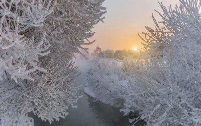 雪后的圣彼得堡唯美桌面壁纸图片。整个圣彼得堡笼罩着白雪，唯美迷人的自然风景，