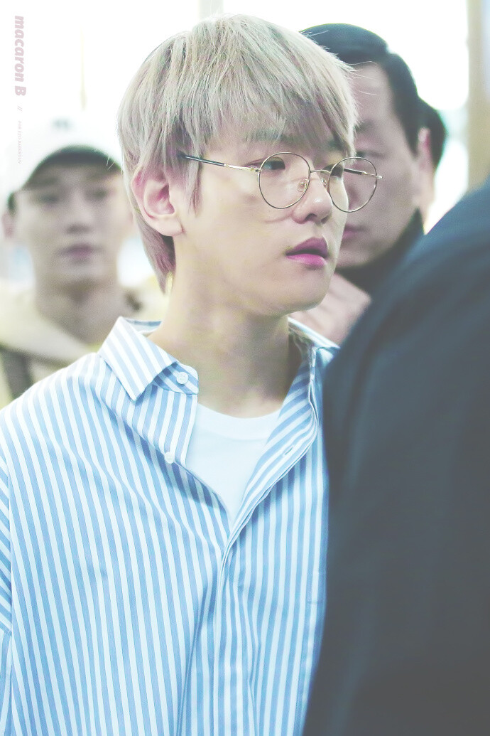 #边伯贤二零一啵# #BAEKHYUN# 【macaron B】180329 仁川机场 更推6P