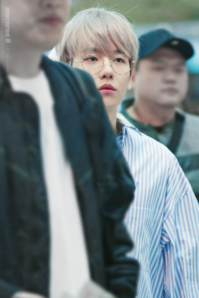 #边伯贤二零一啵# #BAEKHYUN# 【macaron B】180329 仁川机场 更推6P