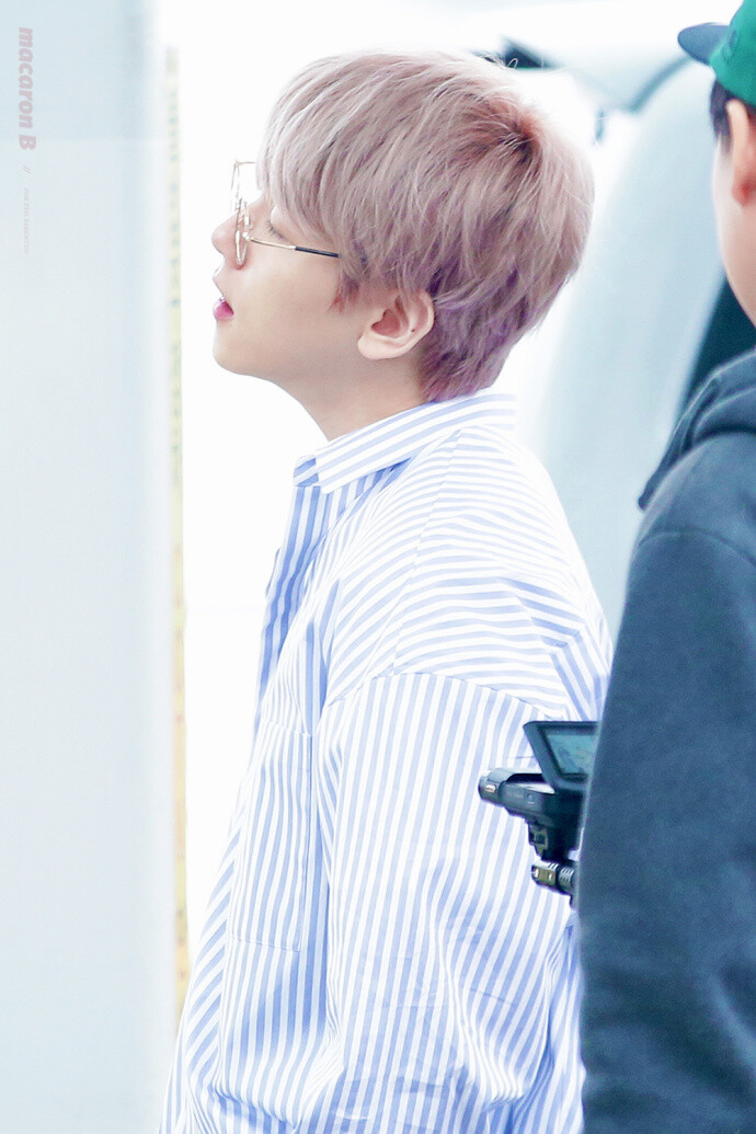 #边伯贤二零一啵# #BAEKHYUN# 【macaron B】180329 仁川机场 更推6P