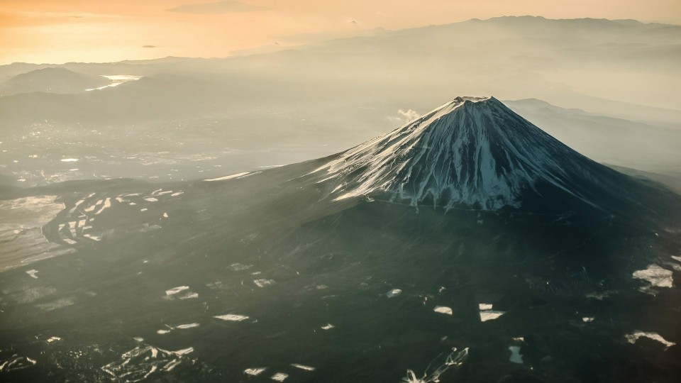 日本富士山唯美风景高清电脑桌面壁纸。富士山是世界上最大的活火山之一。目前处于休眠状态，但地质学家仍然把它列入活火山之类。自781年有文字记载以来，共喷发了18次，最后一次喷发是在1707年，此后休眠至今。