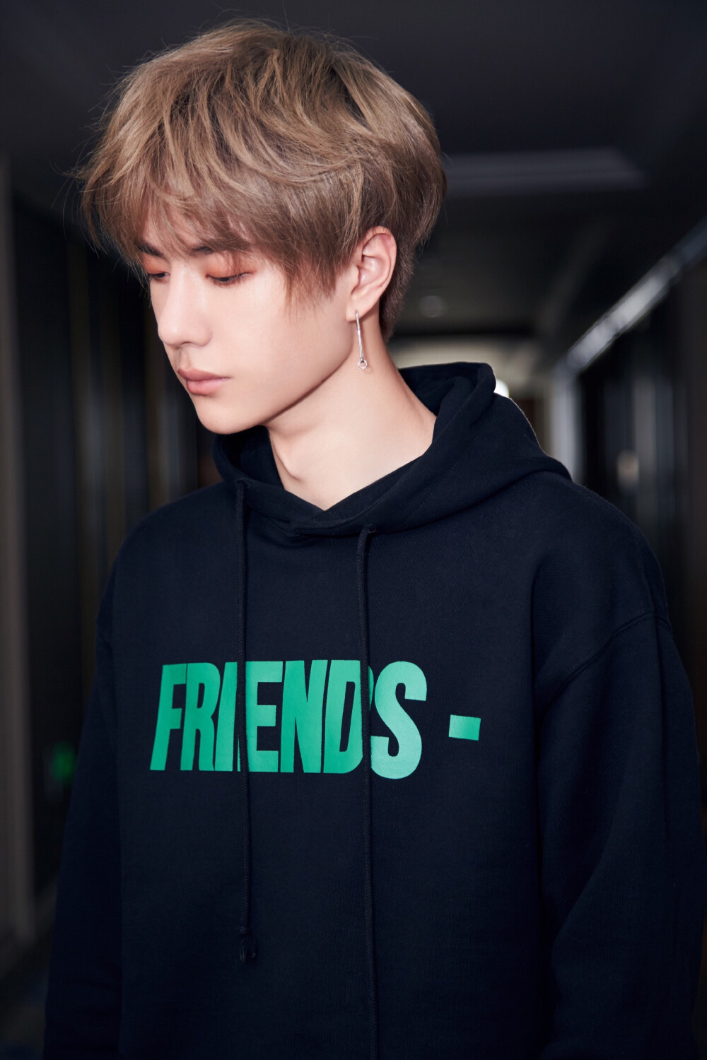 官博更博：#王一博# · #王一博创造101#
舞蹈导师@UNIQ-王一博 的第一堂舞蹈课！
面对舞蹈拿出专业的态度，不管什么样的舞风都能轻松get！亦师亦友，一起进步
久等了一周的王老师已上线！[小黃人剪刀手]