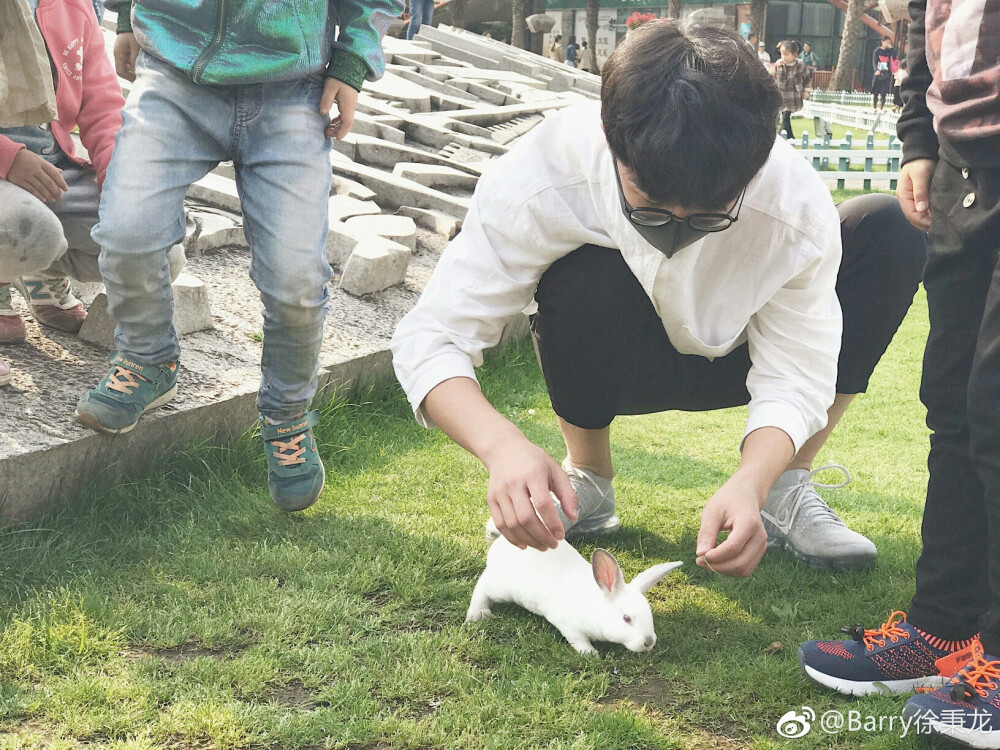 我求求你再来跟我迂回，你看看我多想被你浪费。