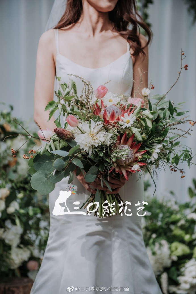 罗兰湖 最新婚礼预告片。对于婚礼现场我们一直沿着 场面干净，一目了然，给人一种赏心悦目的感受去布置。三只熊一直拒绝那种结构复杂，缠绕不清的设计。哈哈..这也许就是萝卜白菜各有所爱吧设计及布置：@三只熊花艺-丽娜 摄影：@给她拍照 场地：@罗兰湖餐厅--杨玉 #婚礼花艺##婚礼布置# ​​​​...展开全文c