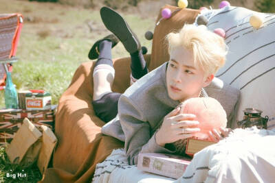 #防弹少年团
【2016】【0428】【二年前的防弹】
专辑预告照——《화양연화 Young Forever》