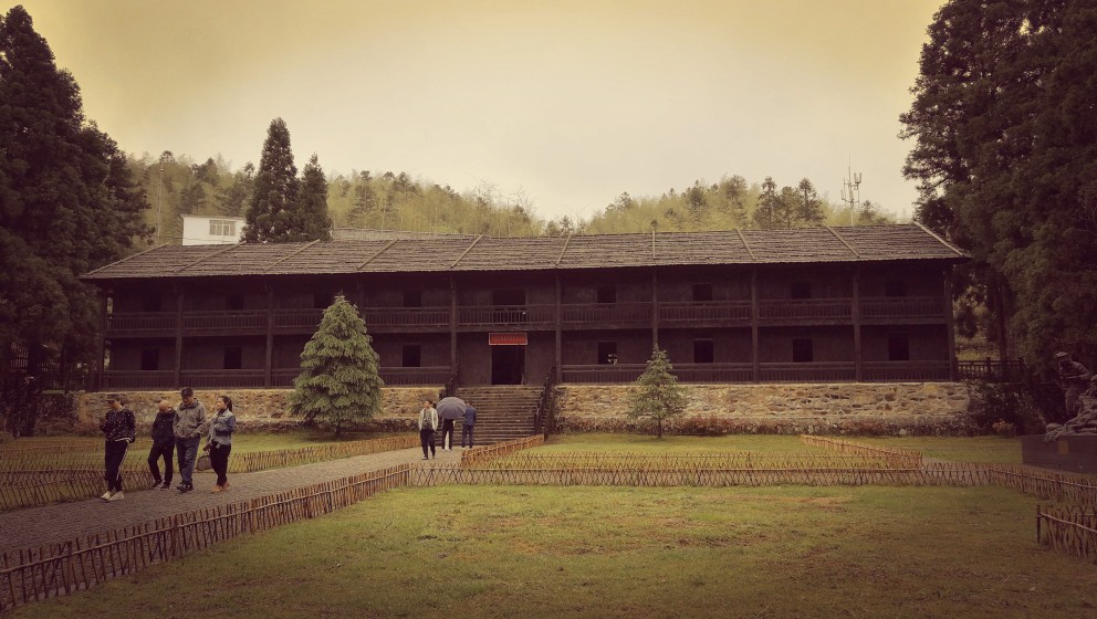 DAY 6，小井红军医院。医院建成没多久，红军主力就被迫转移。留在医院中暂时无法转移的重伤员和医务人员，被拿了两百块大洋的“百姓”出卖，全部牺牲……惨烈的故事还远不止这些……青山长埋忠骨，愿这片土地和土地上的人永不辜负他们的牺牲。