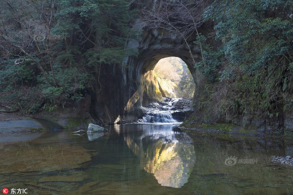 日本洞穴巧借光影玩浪漫 与倒影组成完美爱心超惊艳