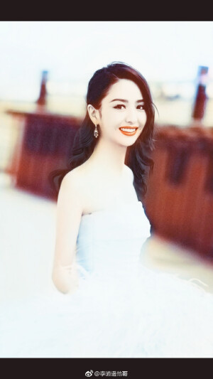 #佟丽娅##佟丽娅林依依# 工作室发黑白图片是要逼我学上色吗可我还是学不会啊啊啊 @Hello佟丽娅 下次直接发彩色图好吗 ​​​​