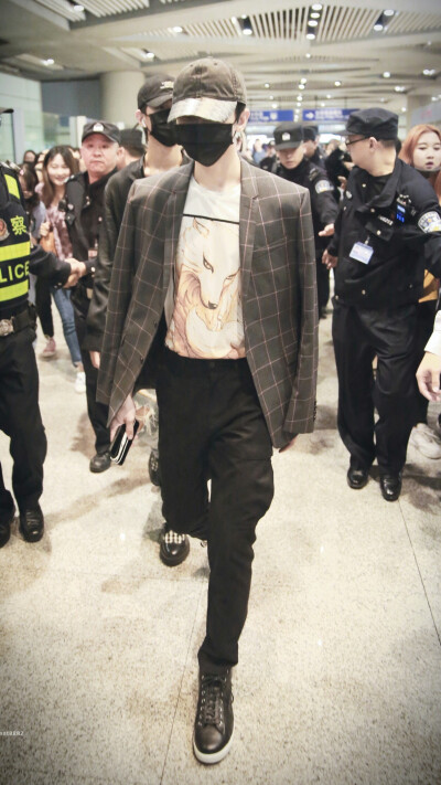 蔡徐坤｜站子图 高清
【2018/4/29机场照 哥哥回家啦❤ 图源微博@Lridescent0802_蔡徐坤】