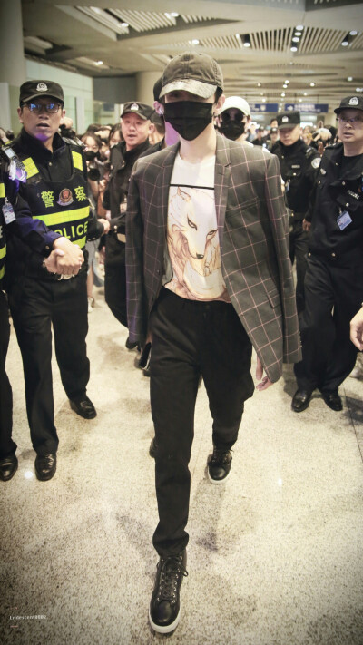 蔡徐坤｜站子图 高清
【2018/4/29机场照 哥哥回家啦❤ 图源微博@Lridescent0802_蔡徐坤】